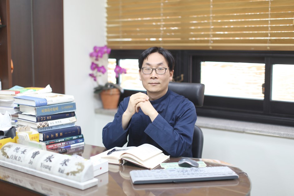 진료실의 조영래 원장